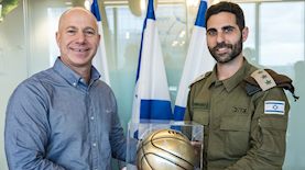 מימין לשמאל: רועי נתנאל וארי שטינברג, צילום: עודד קרני